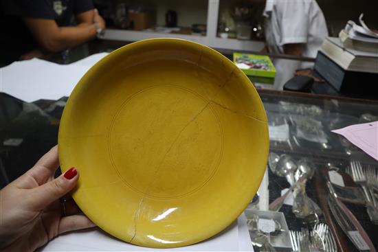 A Chinese yellow ground dragon dish, Yongzheng mark, late 19th/early 20th century 23cm diameter